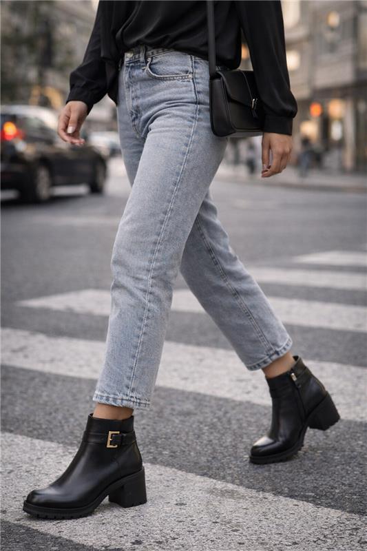 Kadın Siyah Fermuarlı Kalın Topuklu Deri Bot