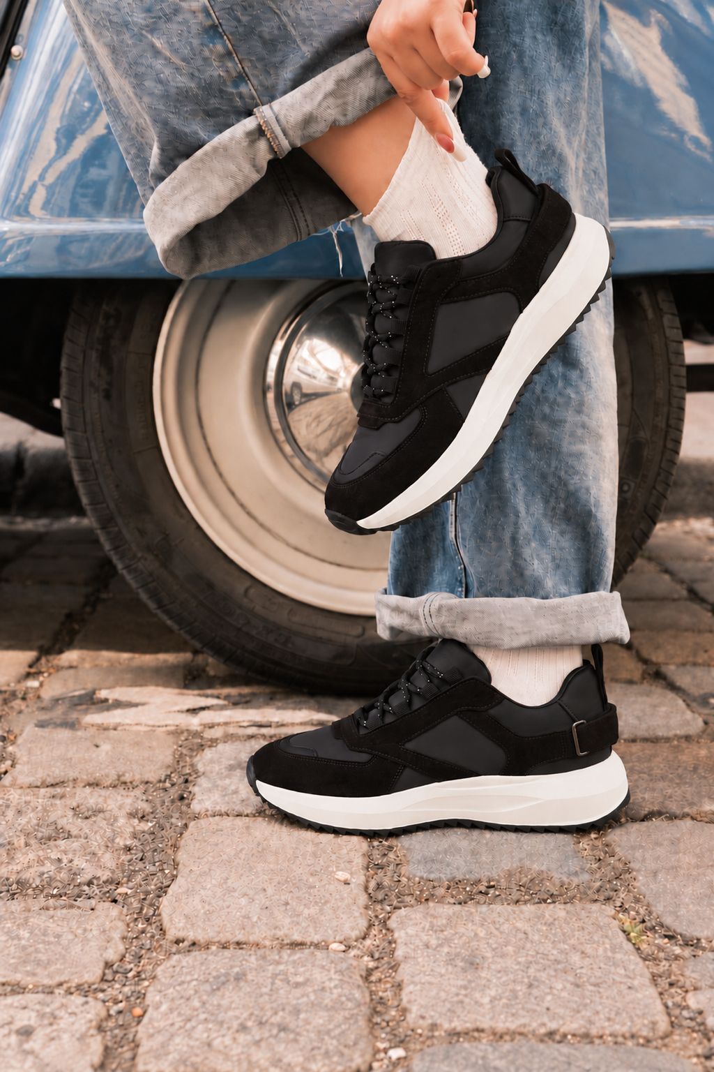 Kadın Siyah Bağcıklı Kalın Tabanlı Deri Sneaker