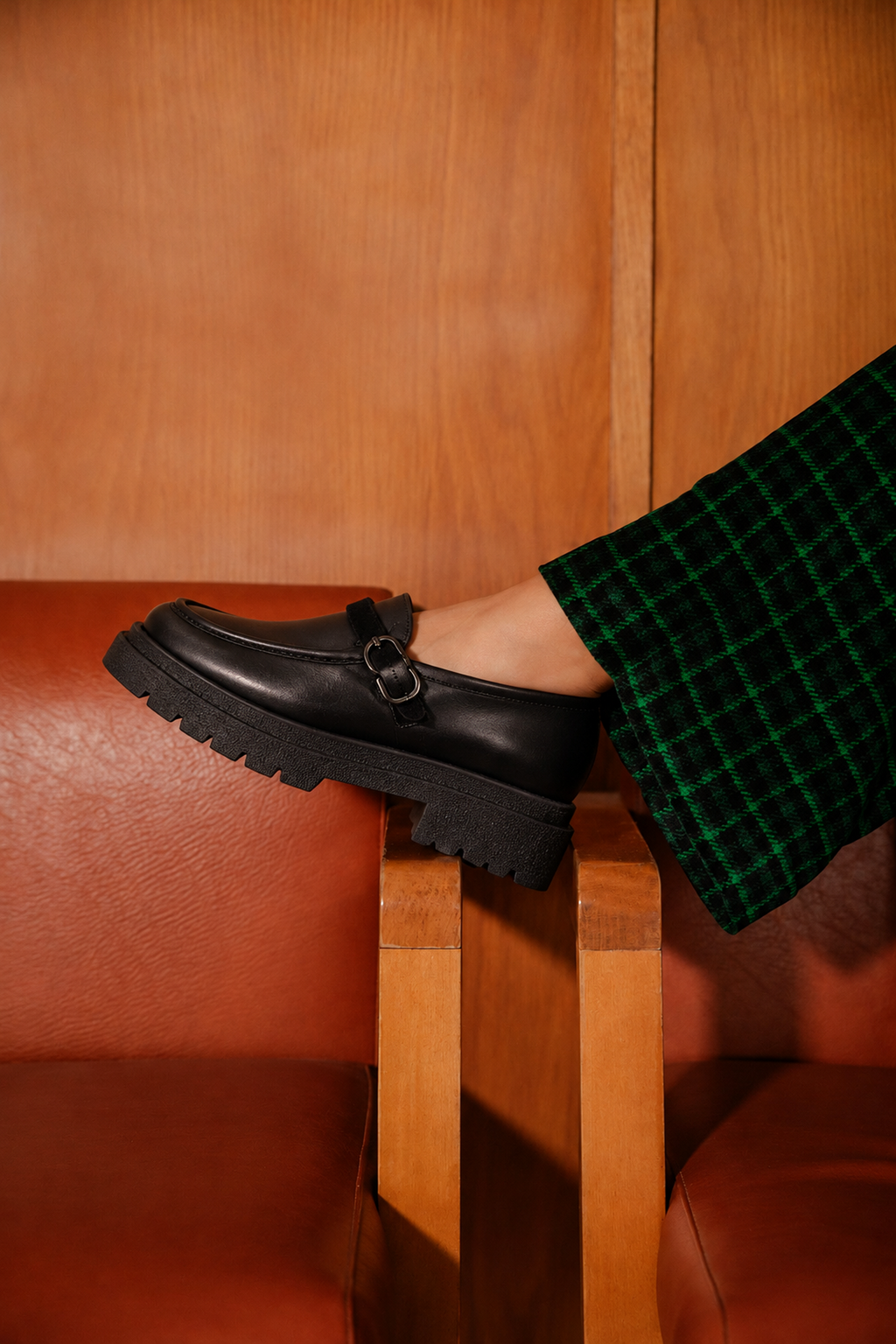 Kadın Siyah Tokalı Kalın Tabanlı Deri Maskülen Loafer