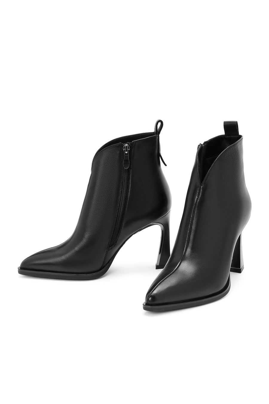 Woman Black Zip Closure Heeled Leather Boots