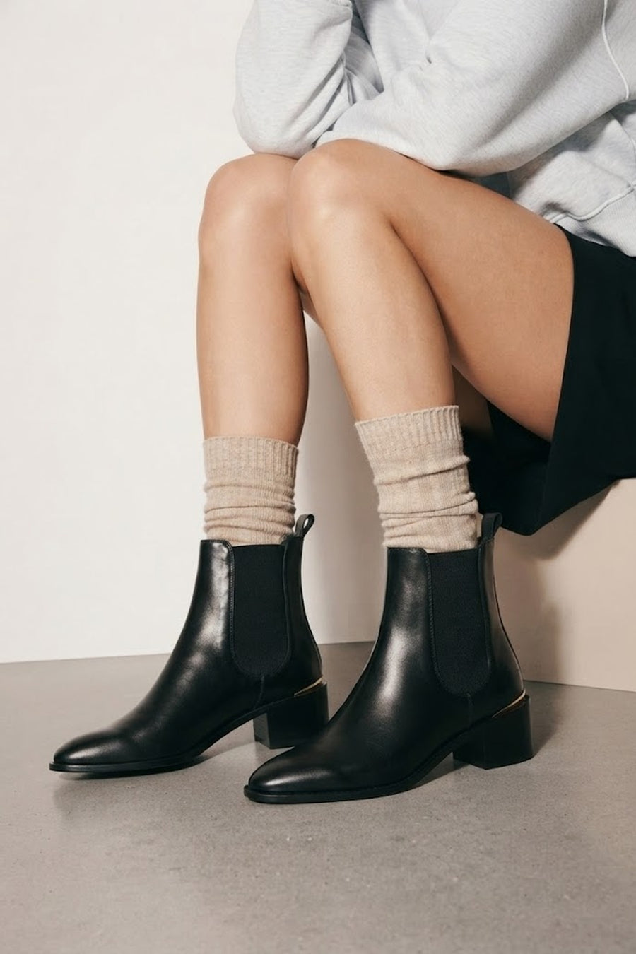 Woman Black Leather Chelsea Boots