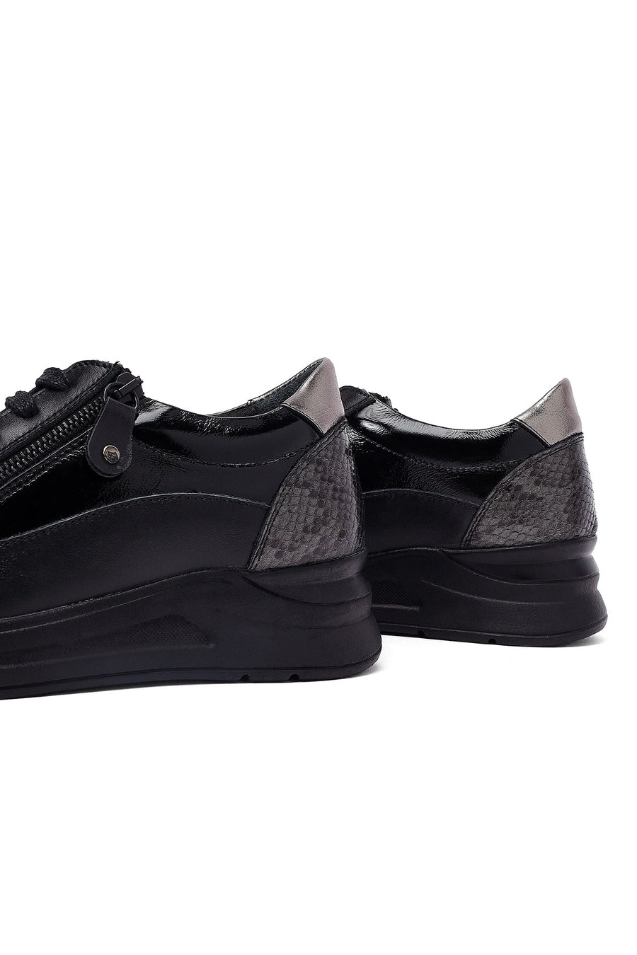 Kadın Siyah Bağcıklı Kalın Tabanlı Deri Sneaker