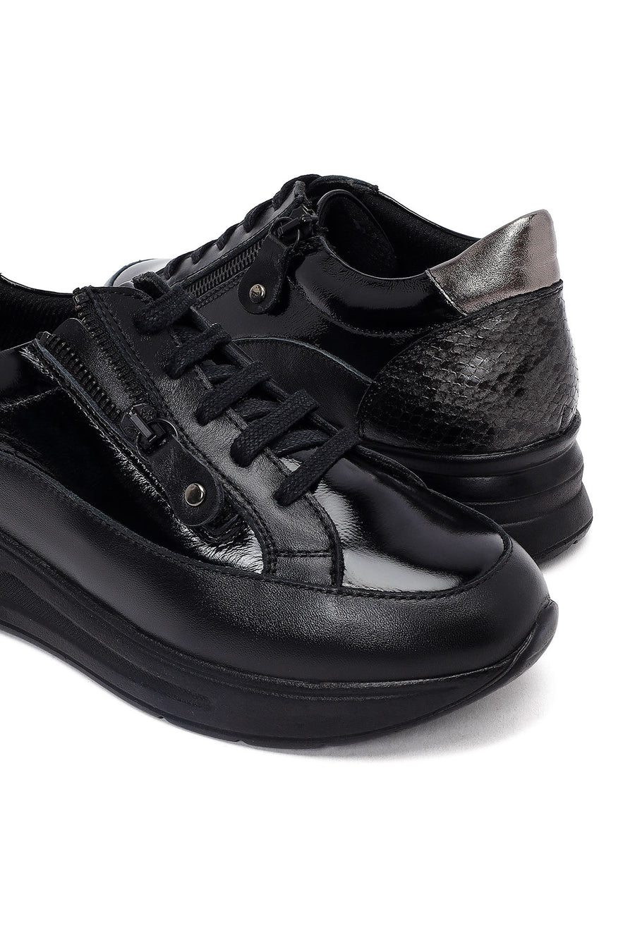 Kadın Siyah Bağcıklı Kalın Tabanlı Deri Sneaker