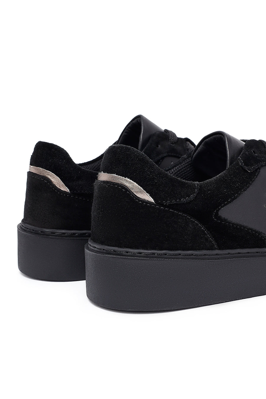 Woman Black Laced Leather Sneakers