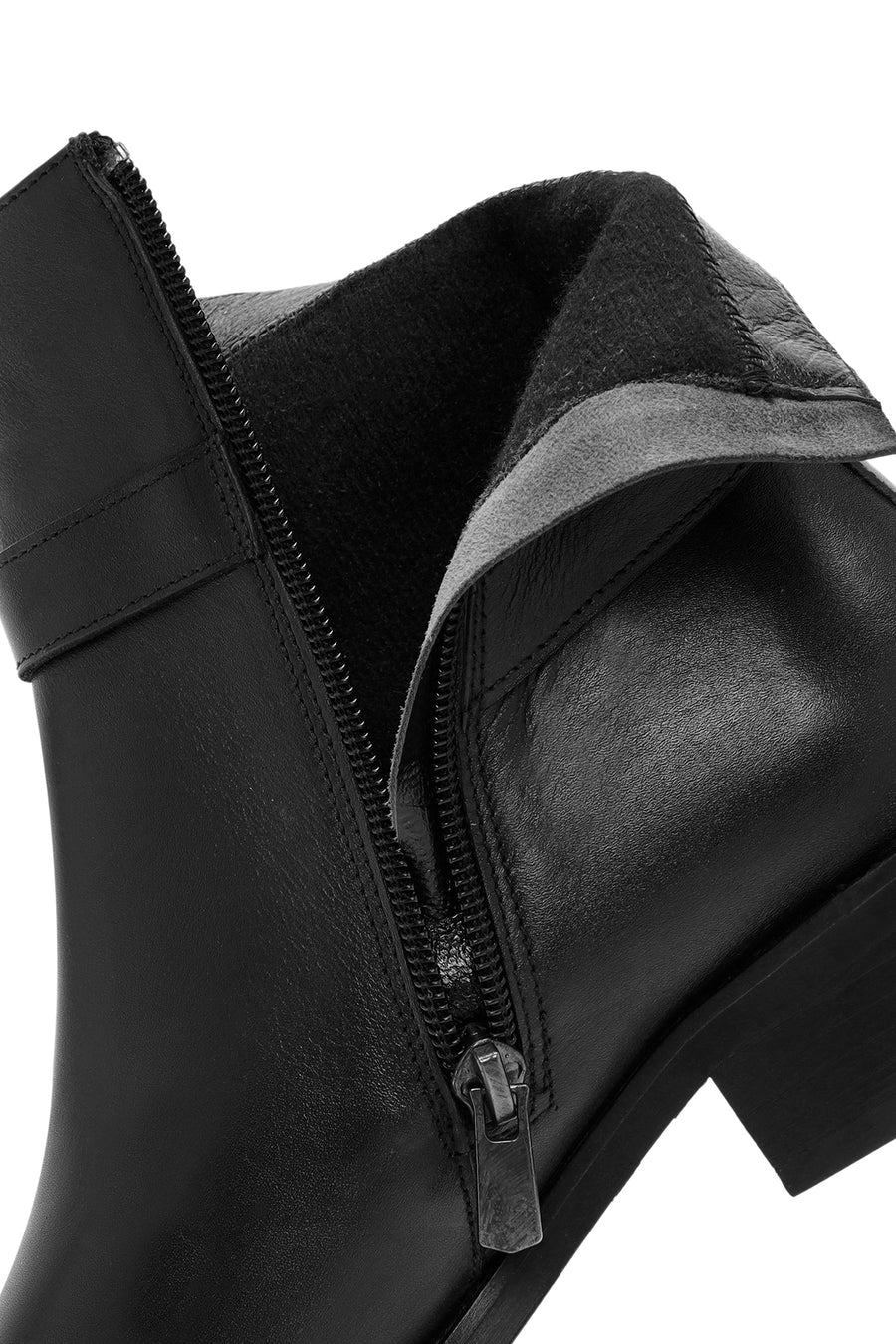 Woman Black Zippered Leather Boat