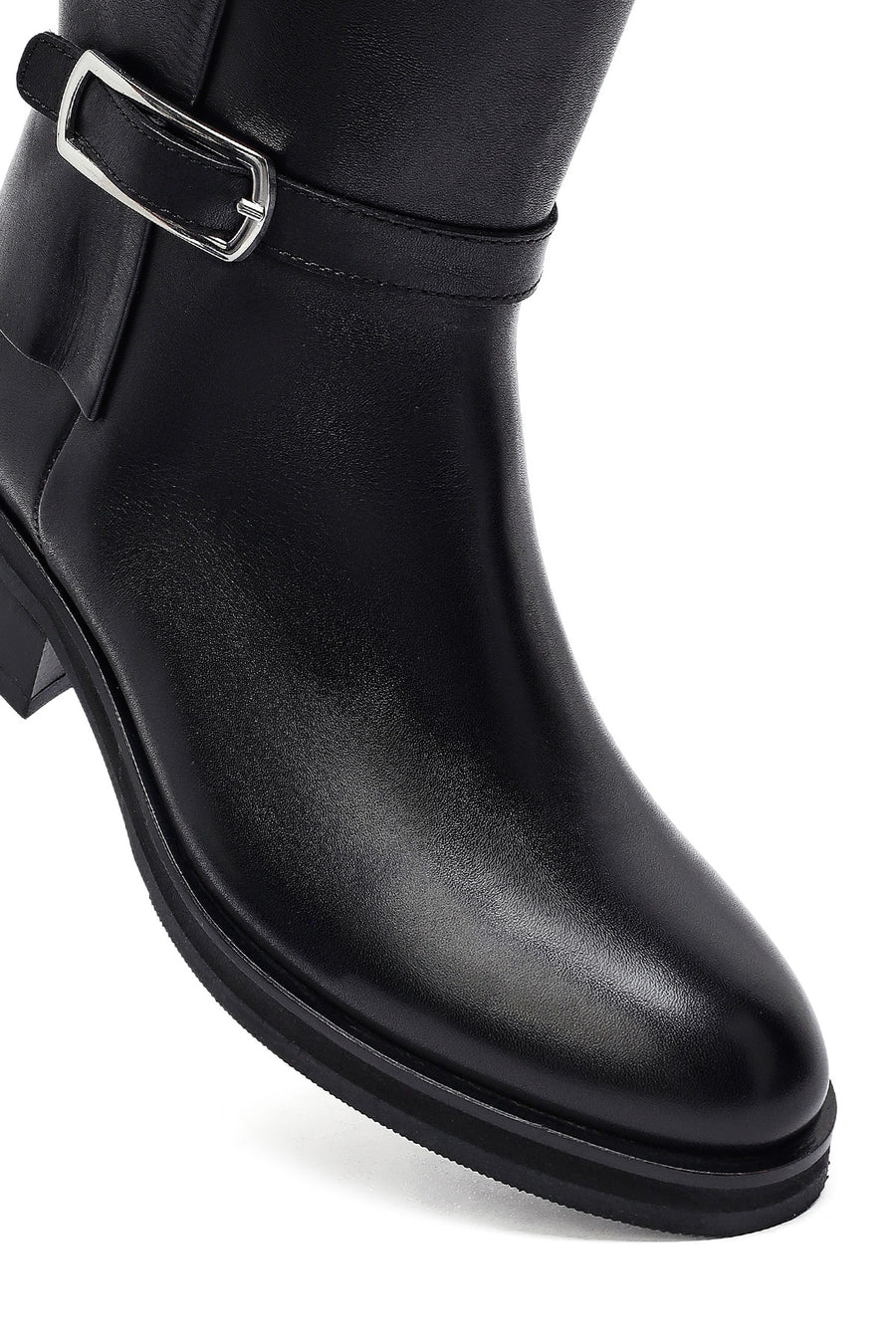 Woman Black Zippered Leather Boot