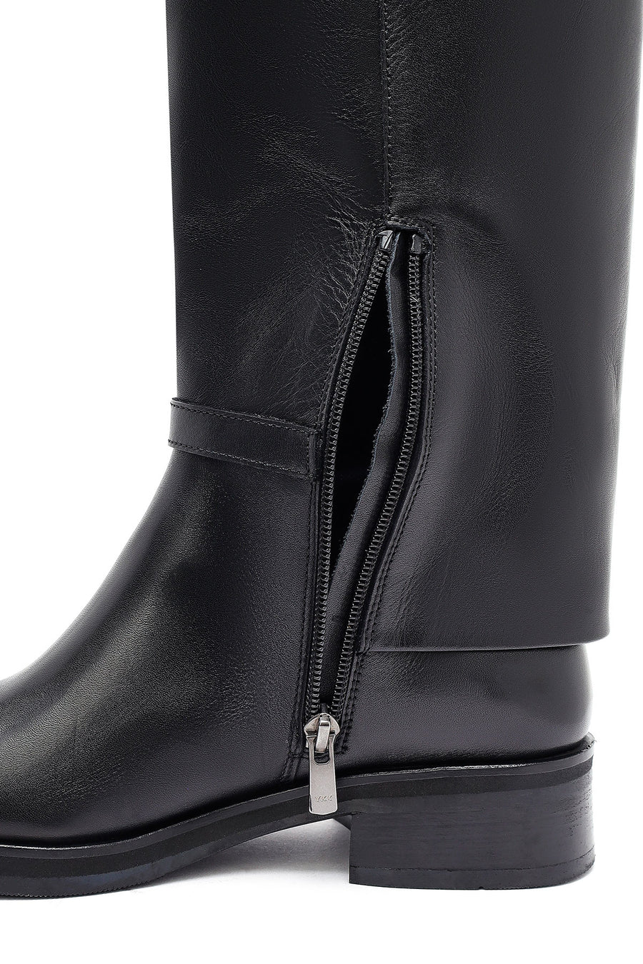 Woman Black Zippered Leather Boot
