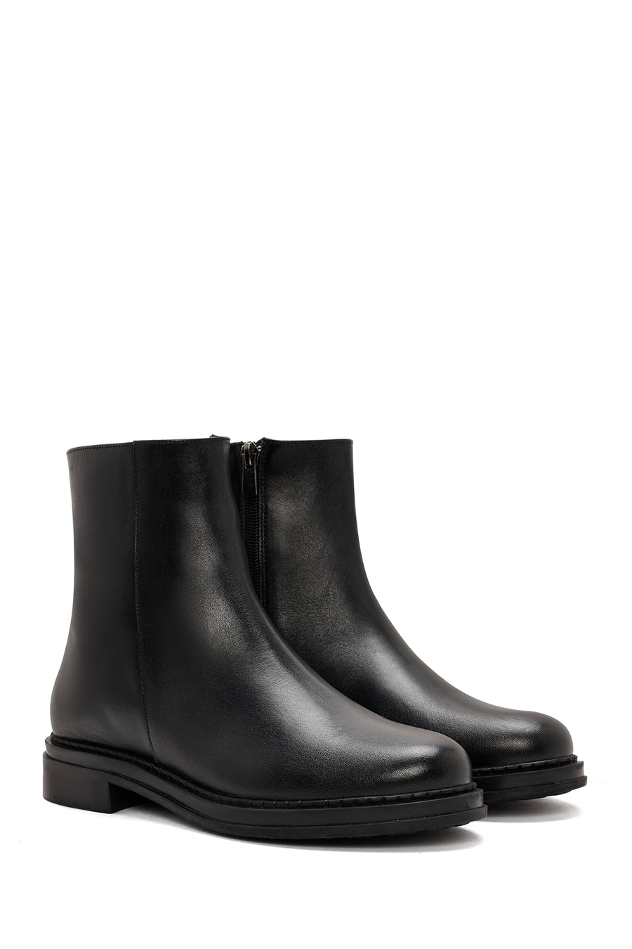 Woman Black Zippered Leather Boat