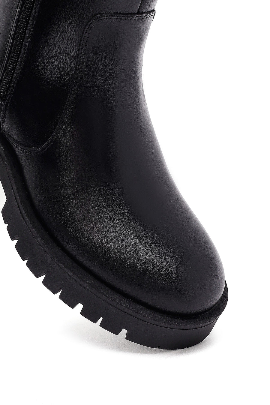 Woman Black Zippered Leather Boat