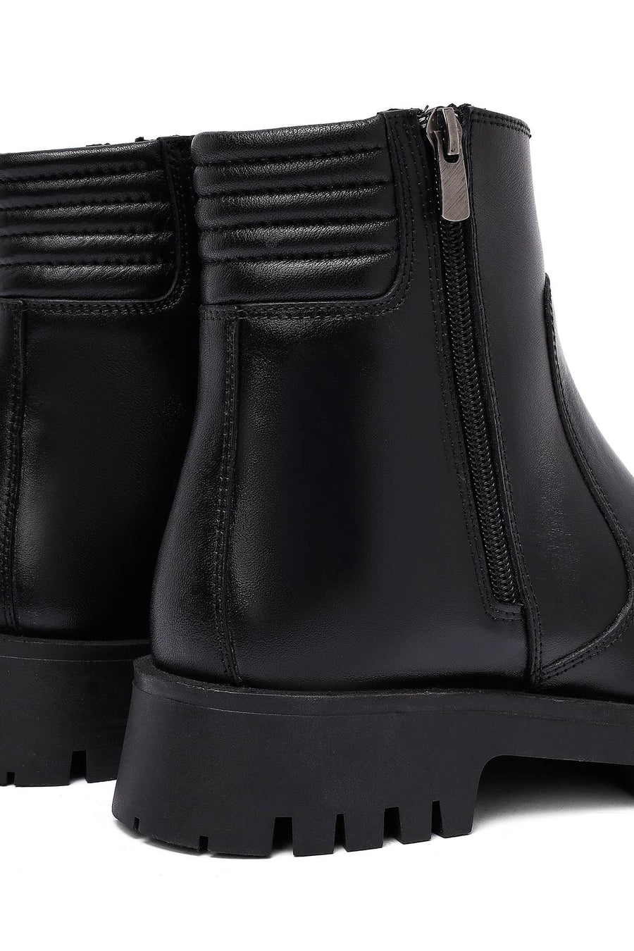 Woman Black Zippered Leather Boat