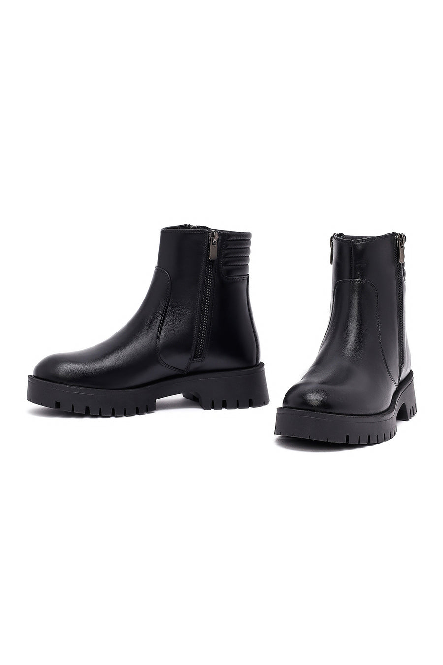 Woman Black Zippered Leather Boat