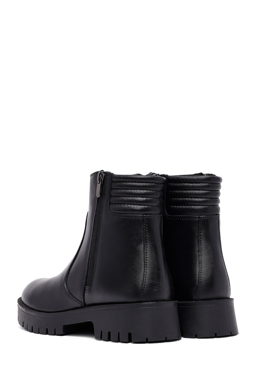 Woman Black Zippered Leather Boat