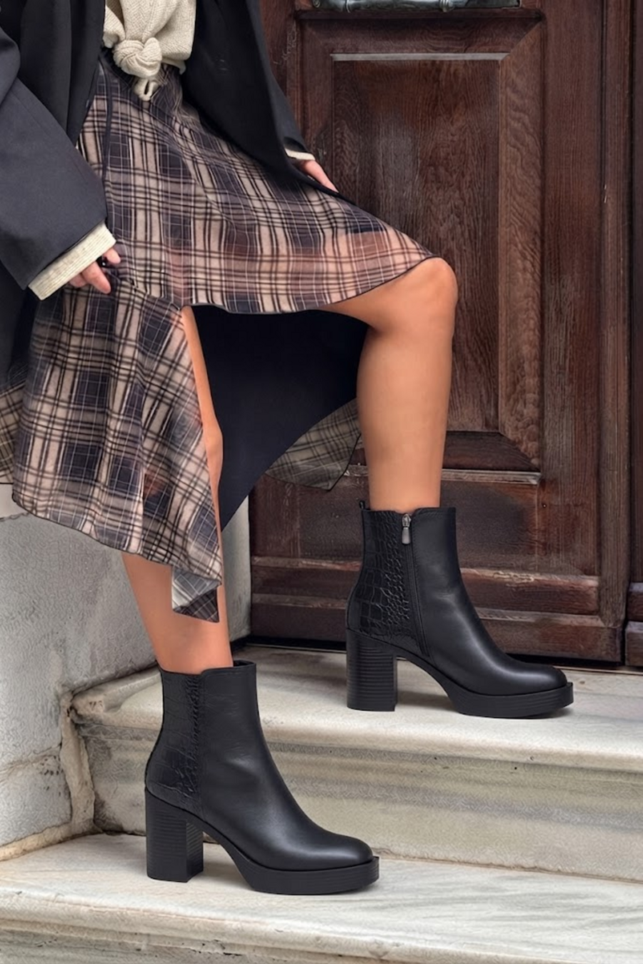 Woman Black Zip Closure Crocodile Patterned Platform Chunky Heeled Leather Boots