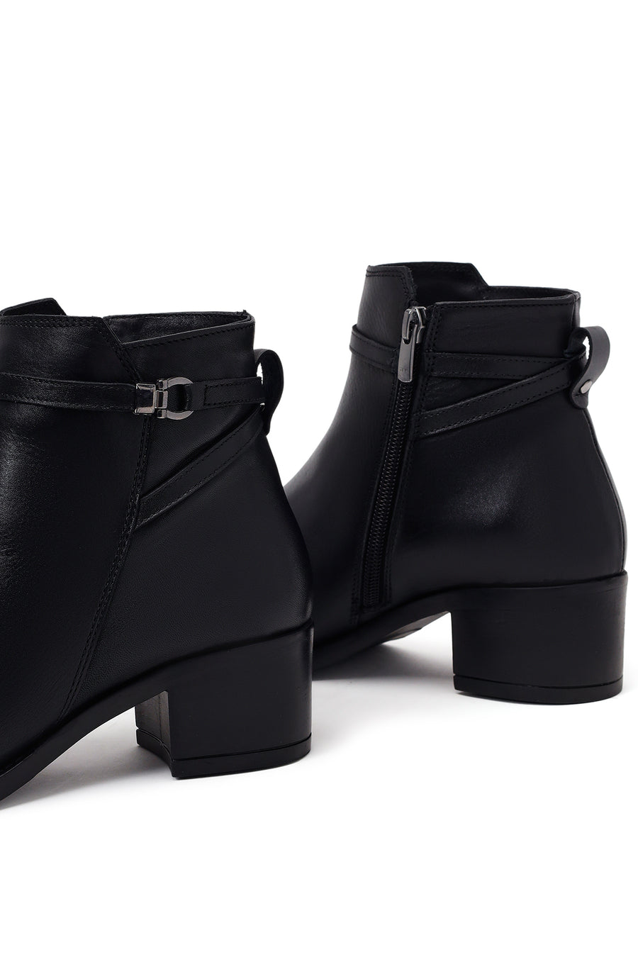 Woman Black Zip Closure Short-Heeled Leather Boots
