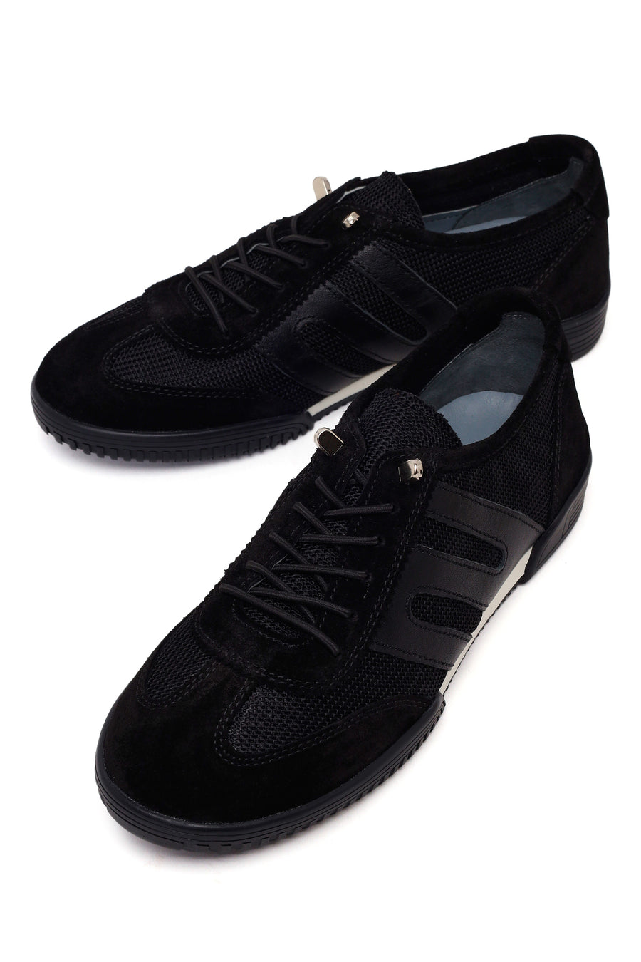 Woman Black Lace-Up Leather Sneaker