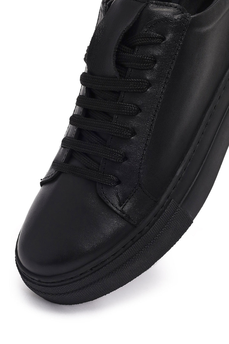 Woman Black Laced Leather Sneakers