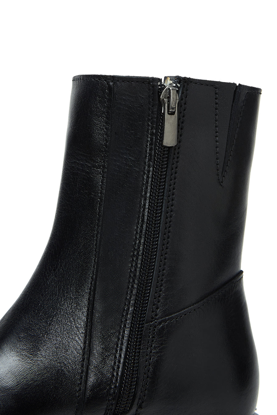 Woman Black Zippered Leather Boat