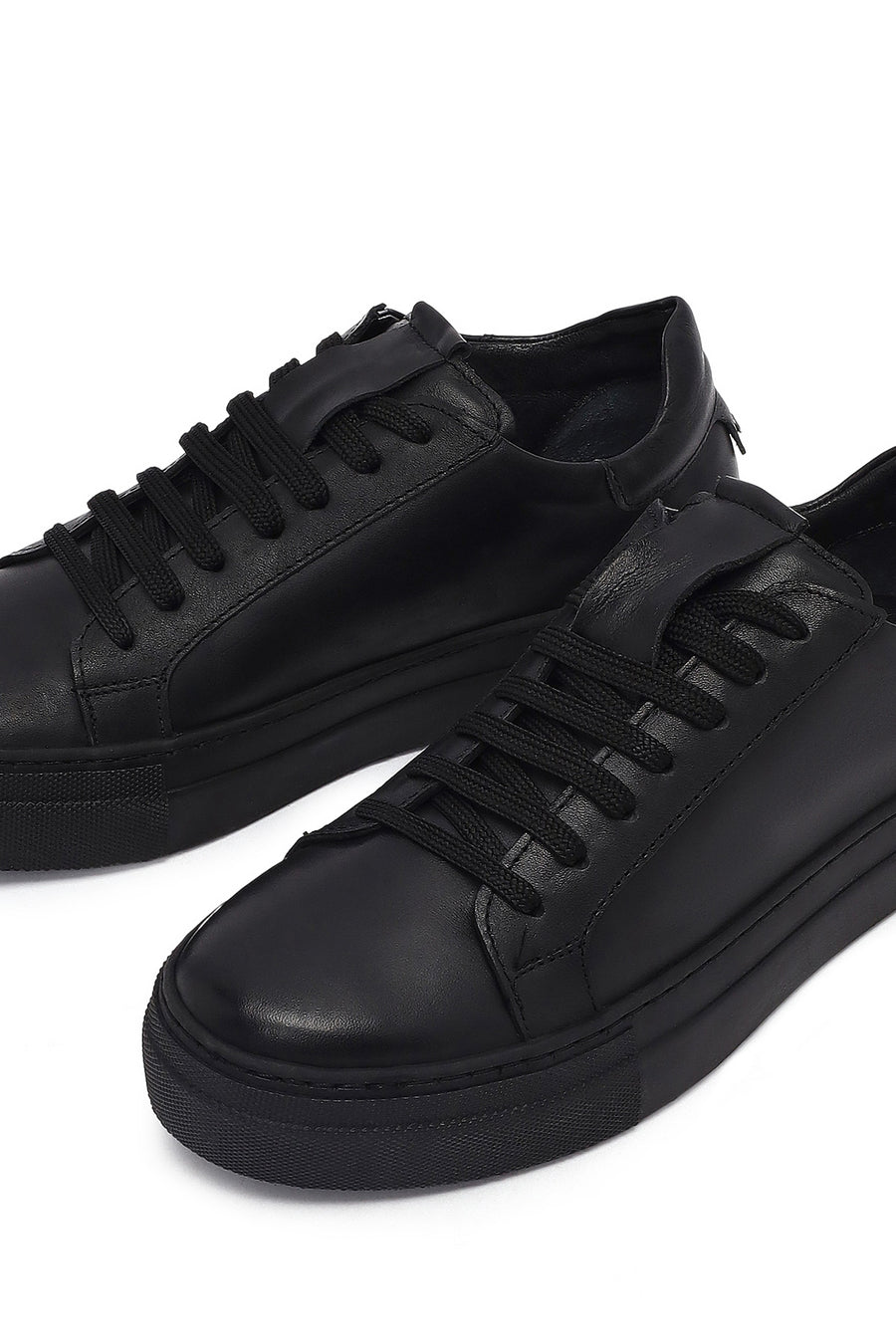 Woman Black Laced Leather Sneakers
