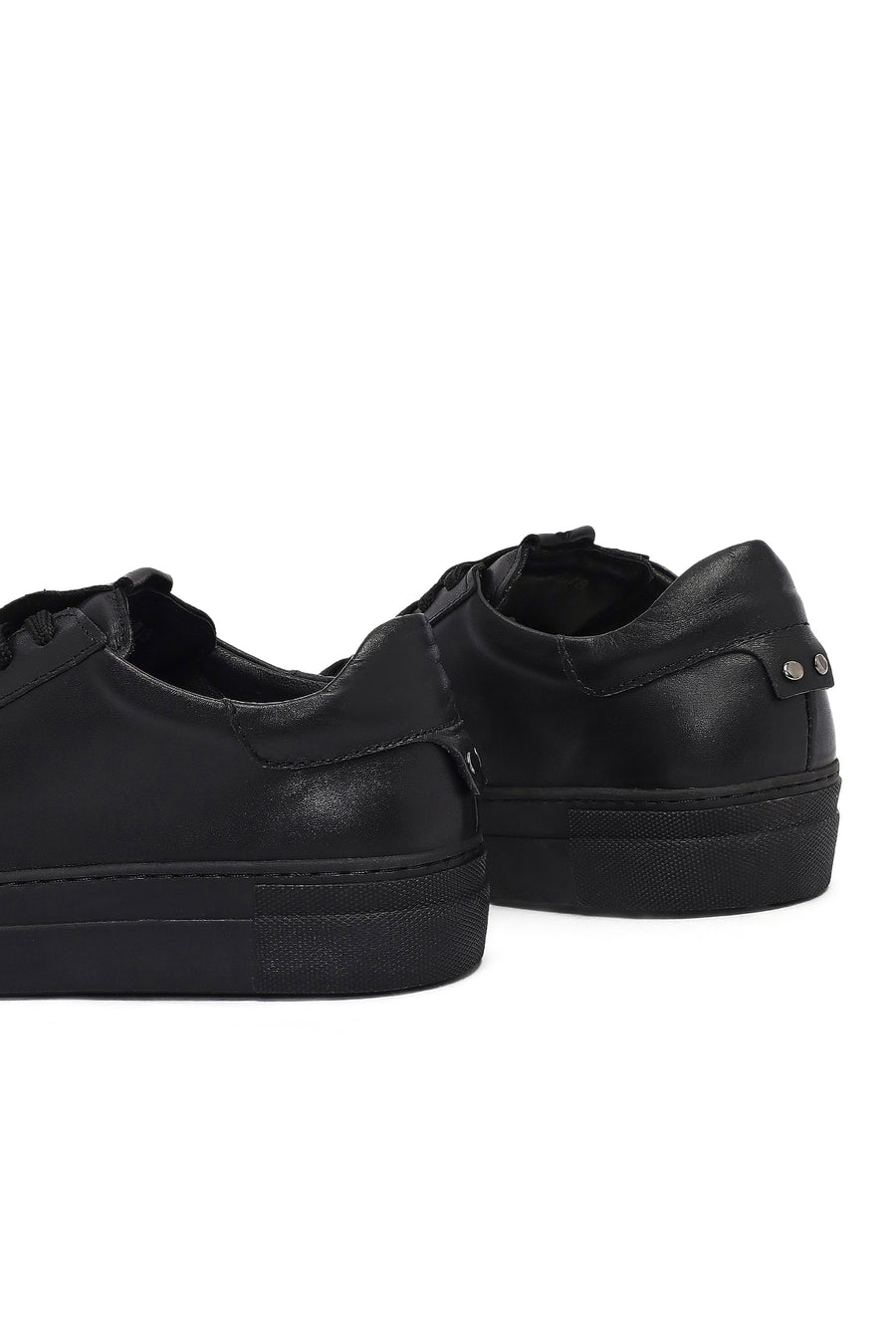 Woman Black Laced Leather Sneakers
