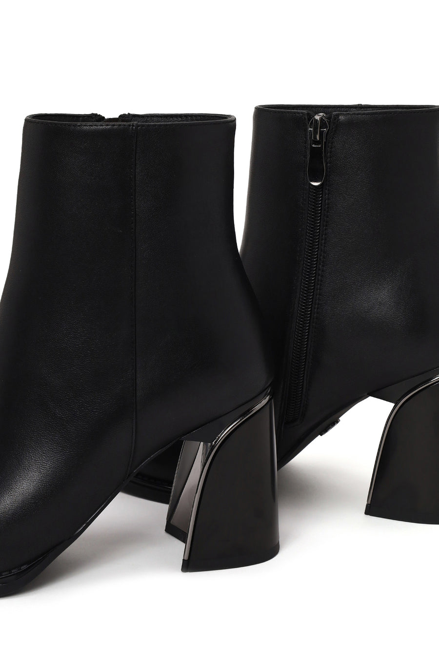 Woman Black Chunky Heeled Zip Closure Leather Boots