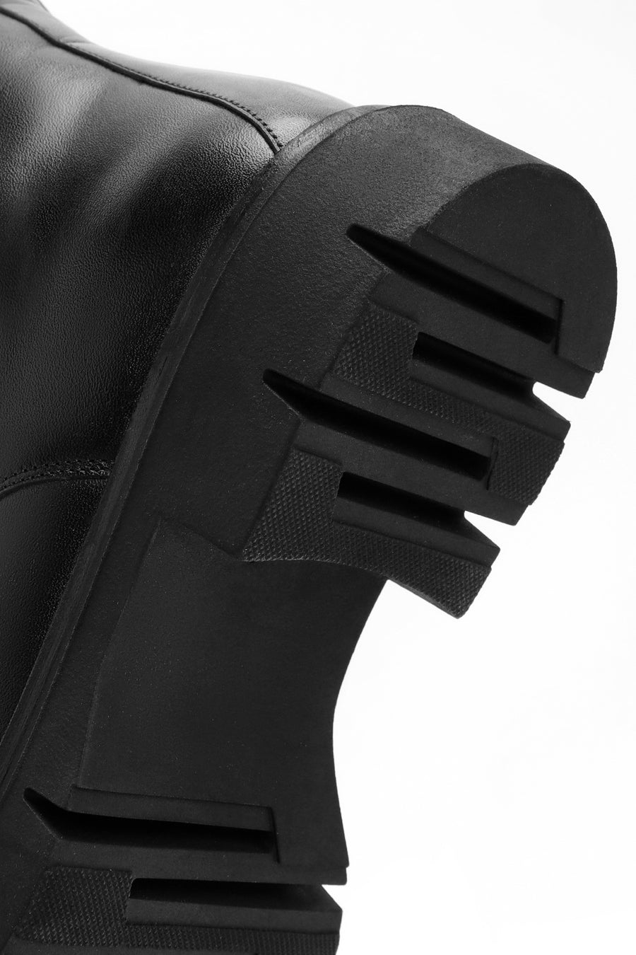 Woman Black Zippered Leather Boat