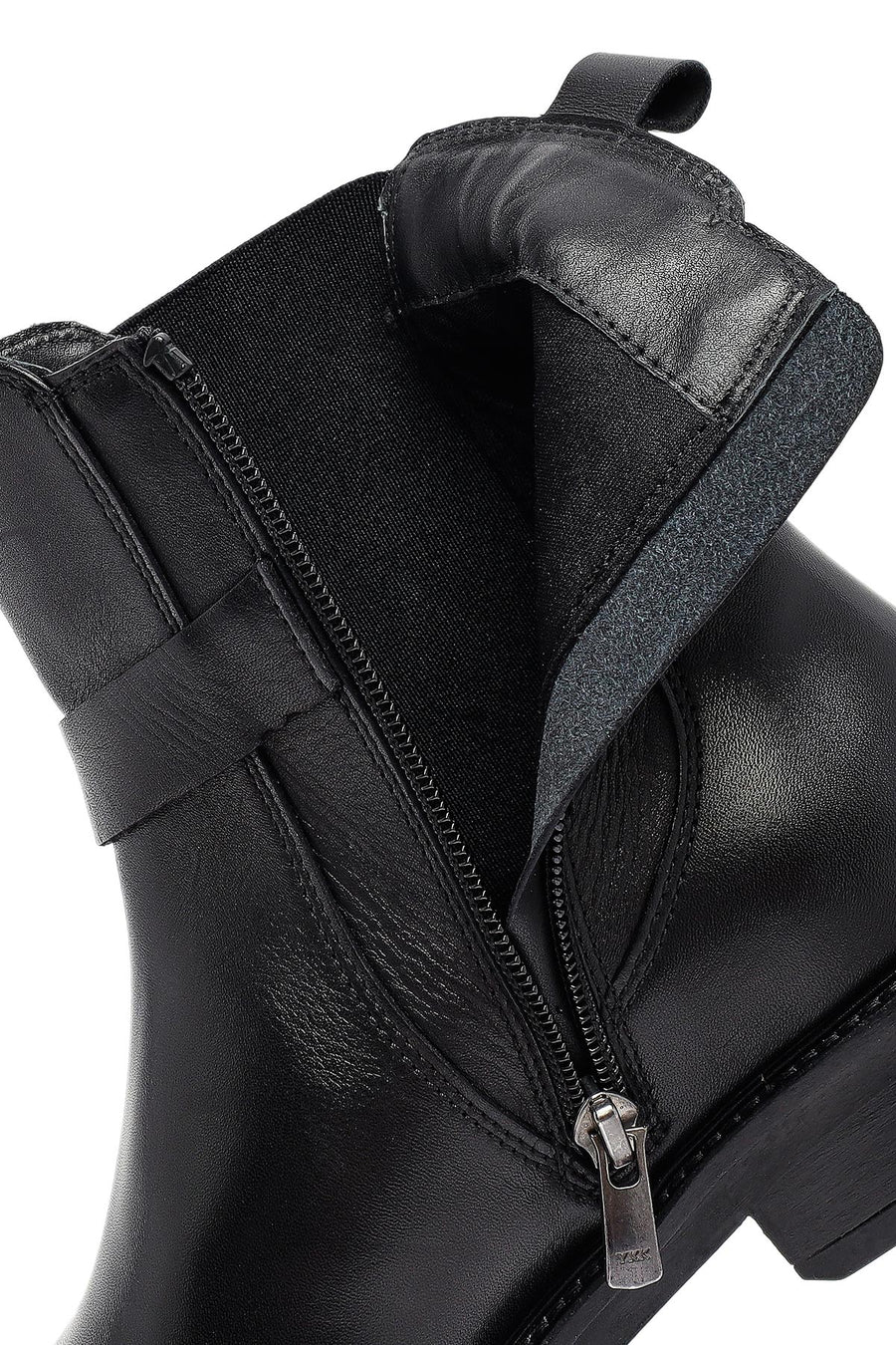 Woman Black Zippered Leather Boat