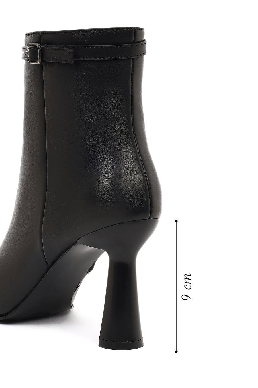Woman Black Zip Closure Heeled Leather Boots