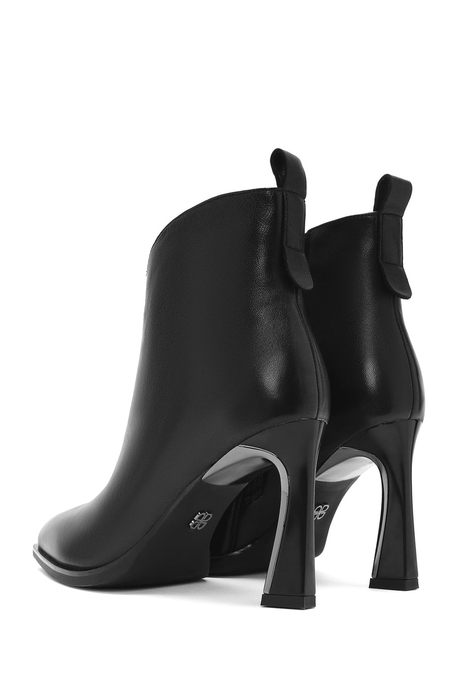 Woman Black Zip Closure Heeled Leather Boots