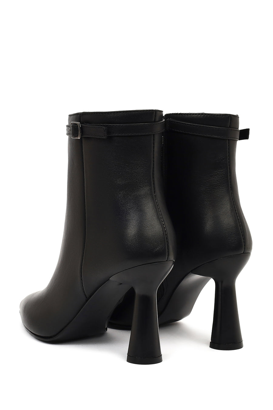 Woman Black Zip Closure Heeled Leather Boots