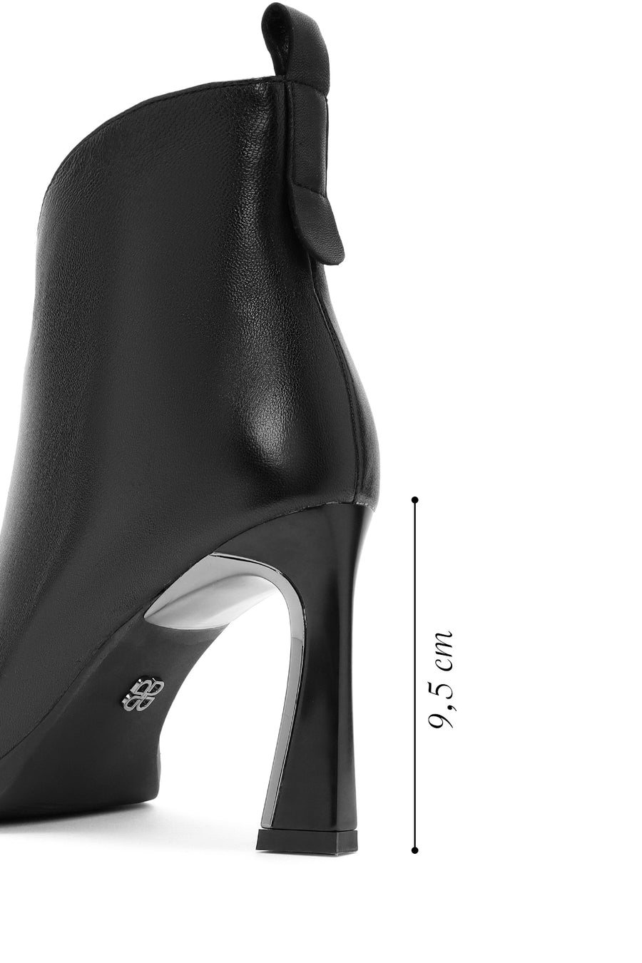 Woman Black Zip Closure Heeled Leather Boots