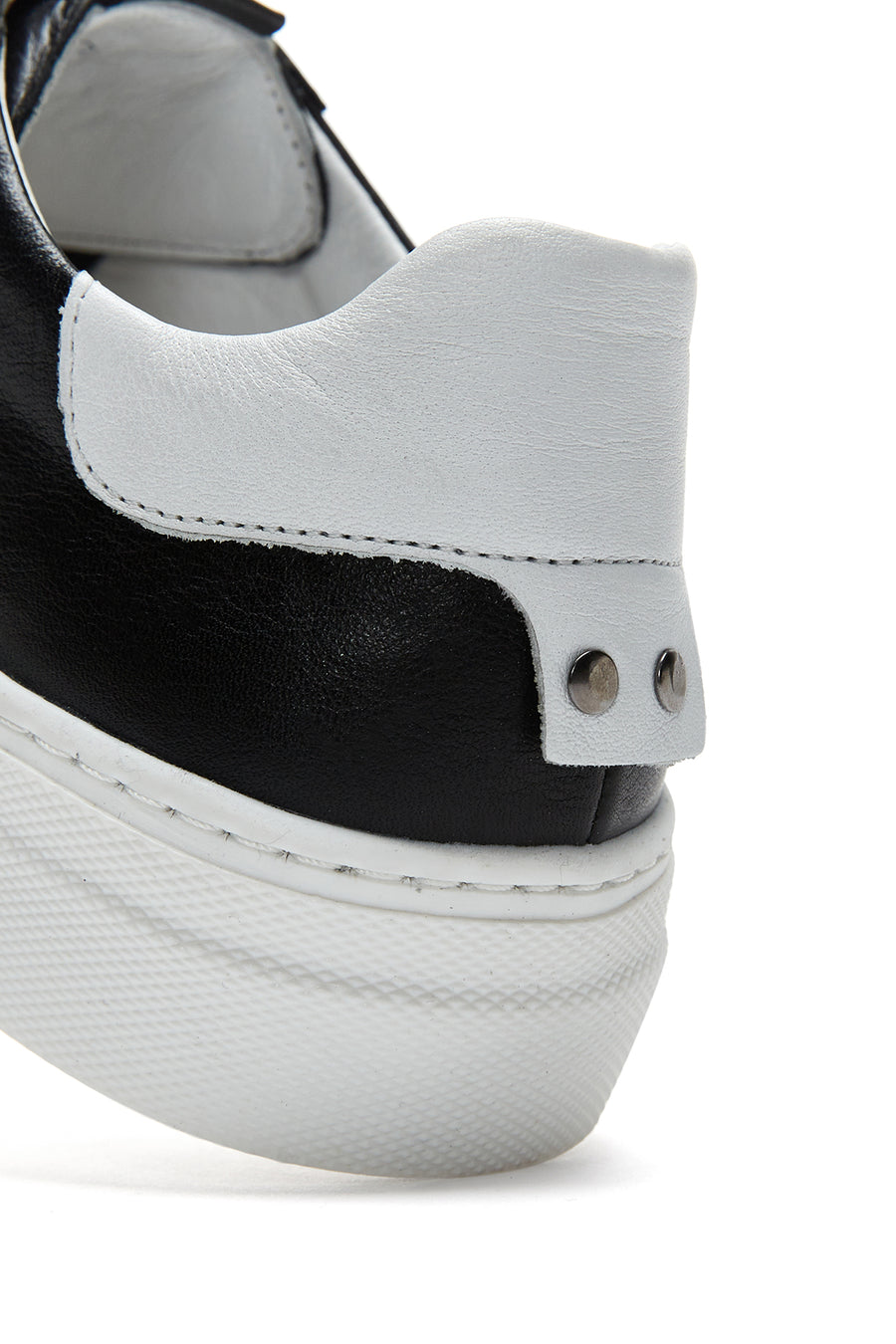 Woman Black Lace-Up Leather Sneaker