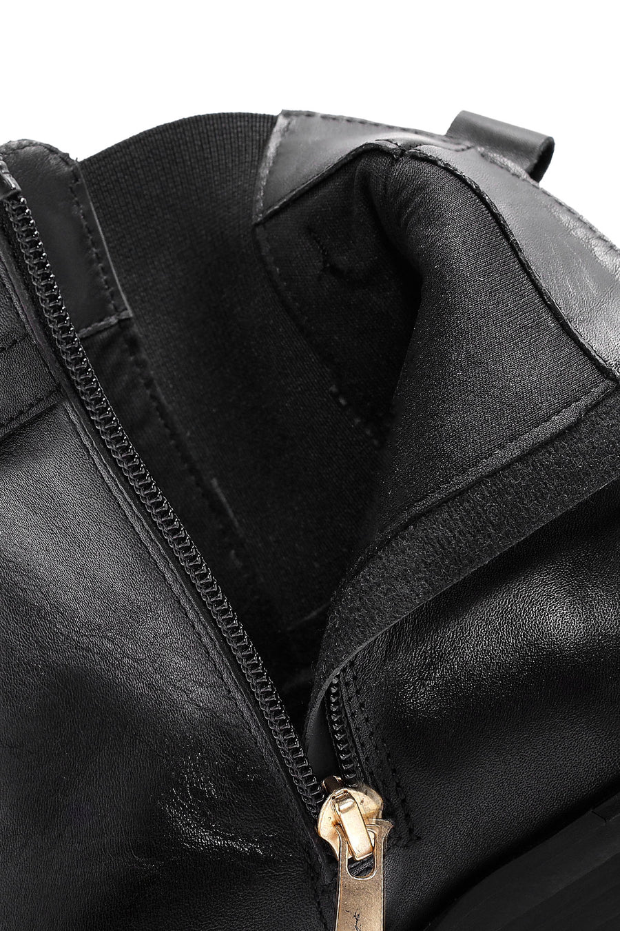 Woman Black Zippered Leather Boat