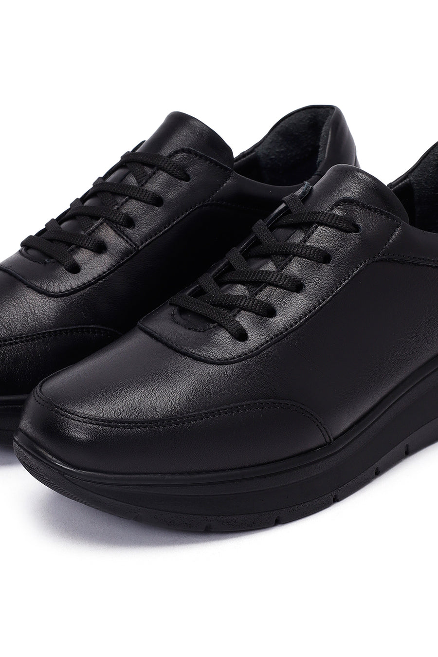 Kadın Siyah Bağcıklı Kalın Tabanlı Deri Sneaker