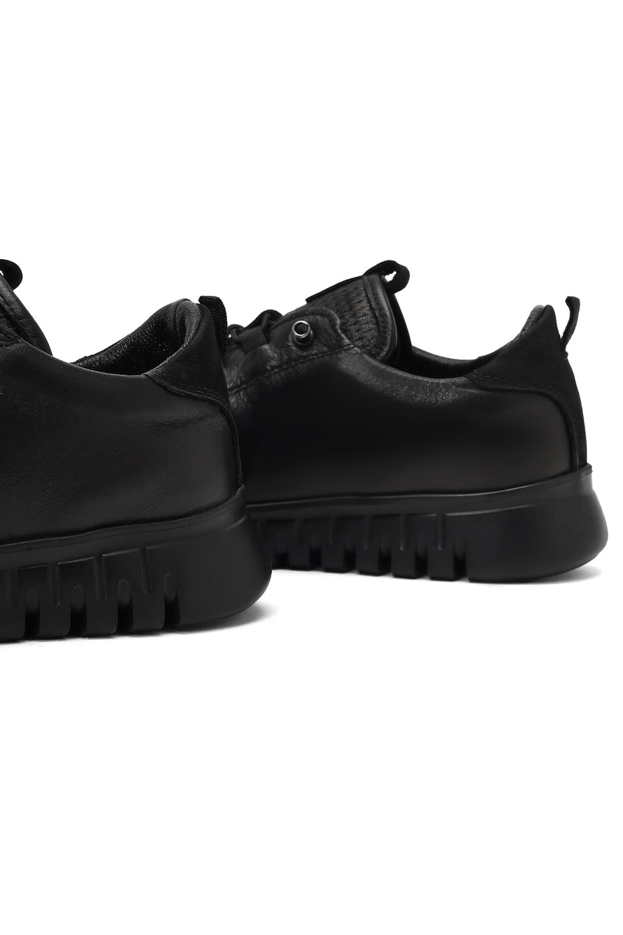 Kadın Siyah Bağcıklı Kalın Tabanlı Deri Sneaker