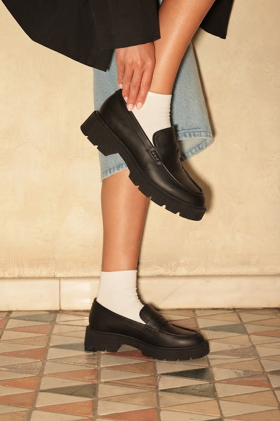 Woman Black Thick-Soled Leather Masculine Loafer