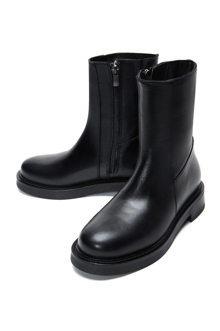 Woman Black Zippered Leather Boat