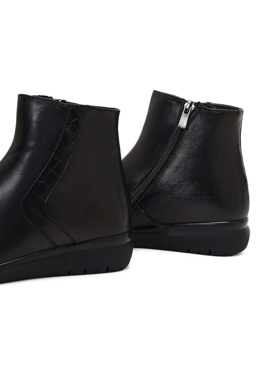 Woman Black Zip Closure Leather Comfort Boots