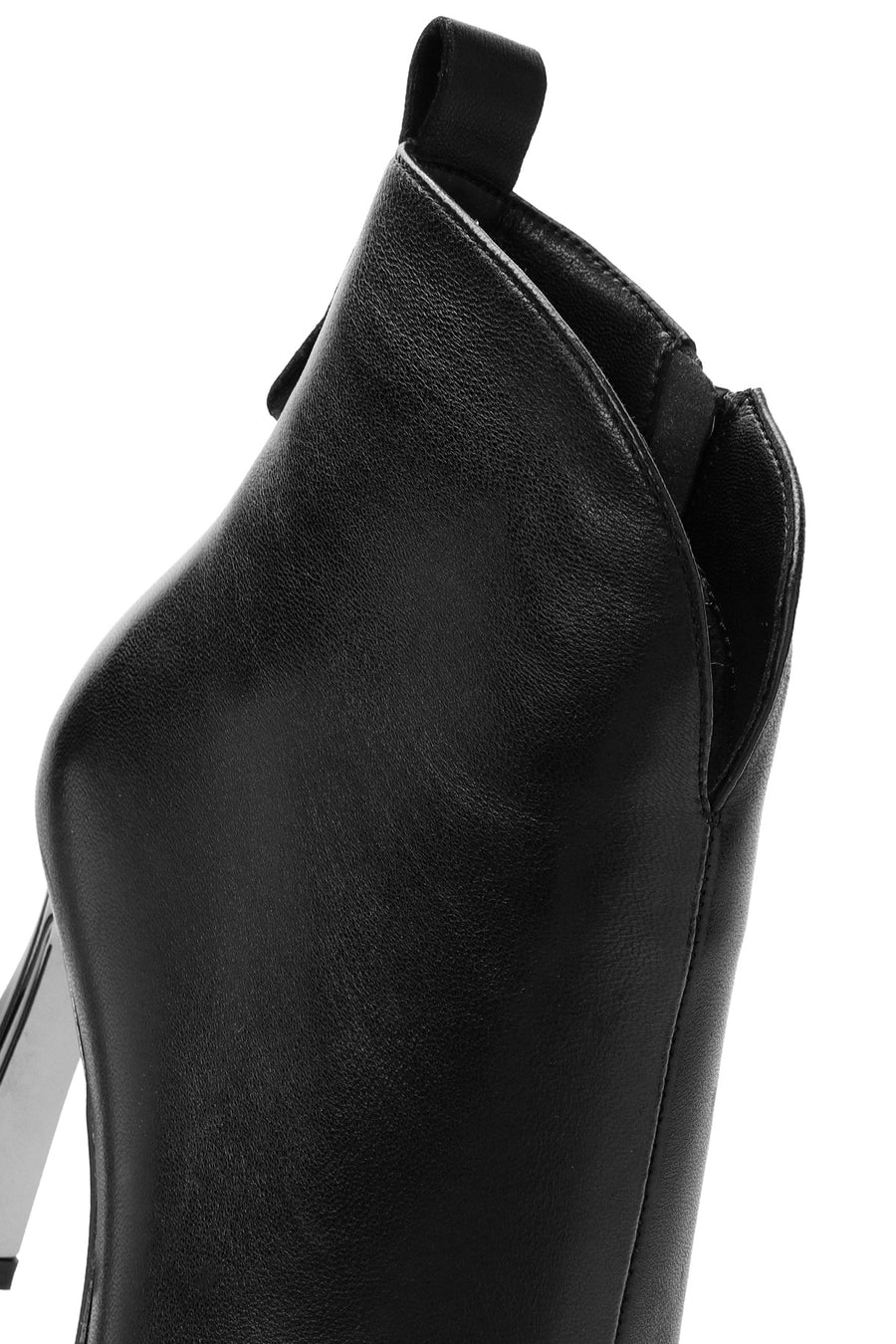 Woman Black Zip Closure Heeled Leather Boots