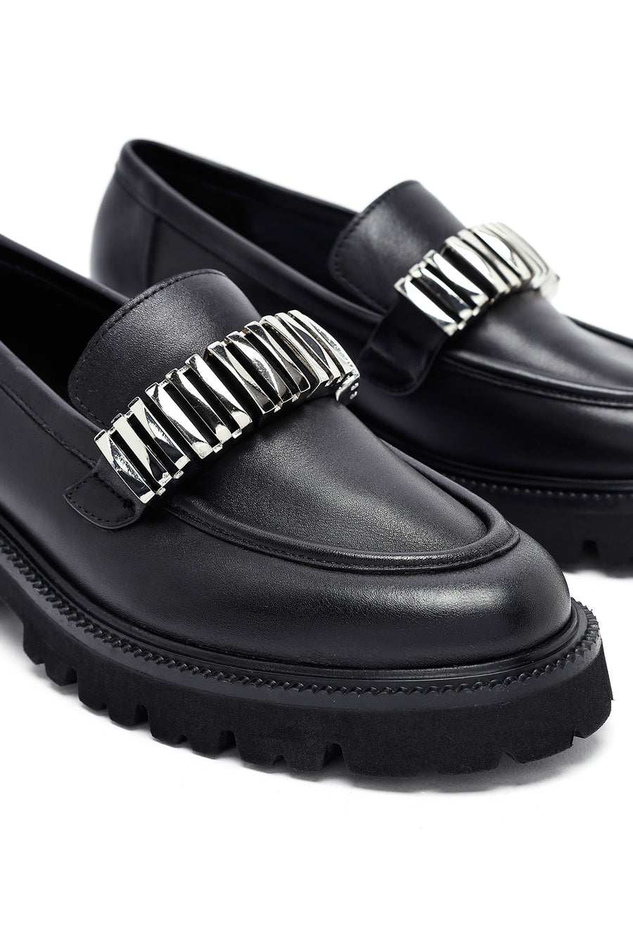 Kadın Siyah Aksesuarlı Deri Maskülen Loafer