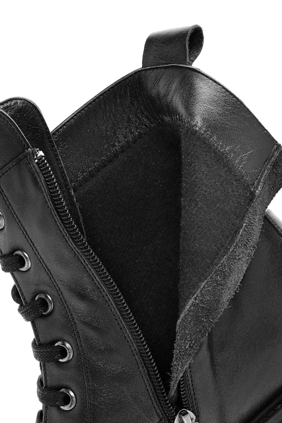 Woman Black Zippered Leather Boat