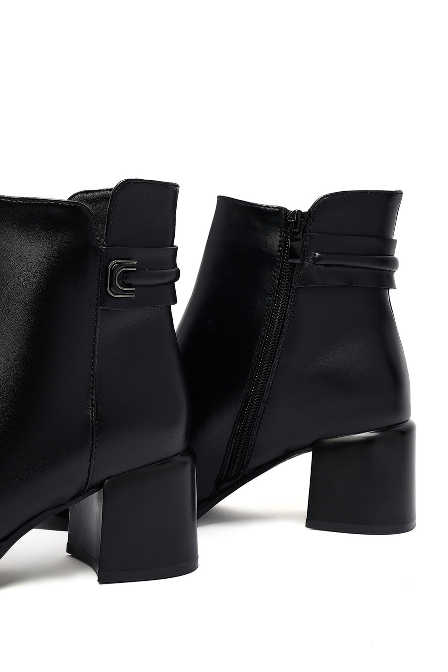 Woman Black Zippered Thick Heel Boots