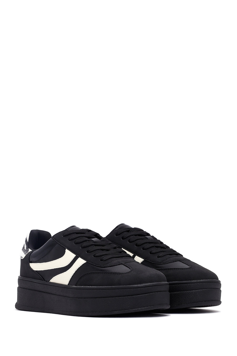 Woman Black Lace-Up Chunky Sneaker