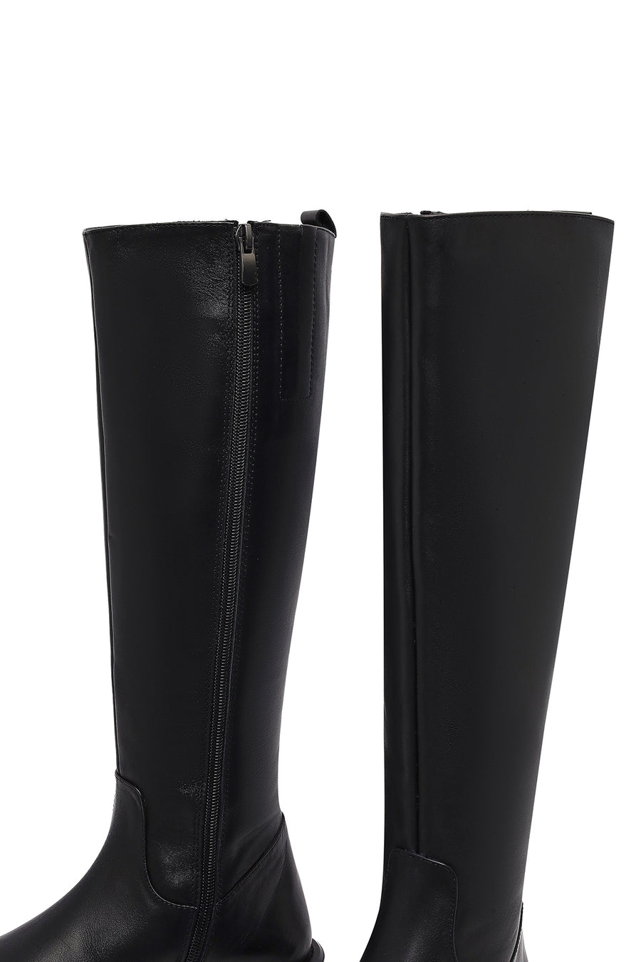 Woman Black Zippered Leather Boot