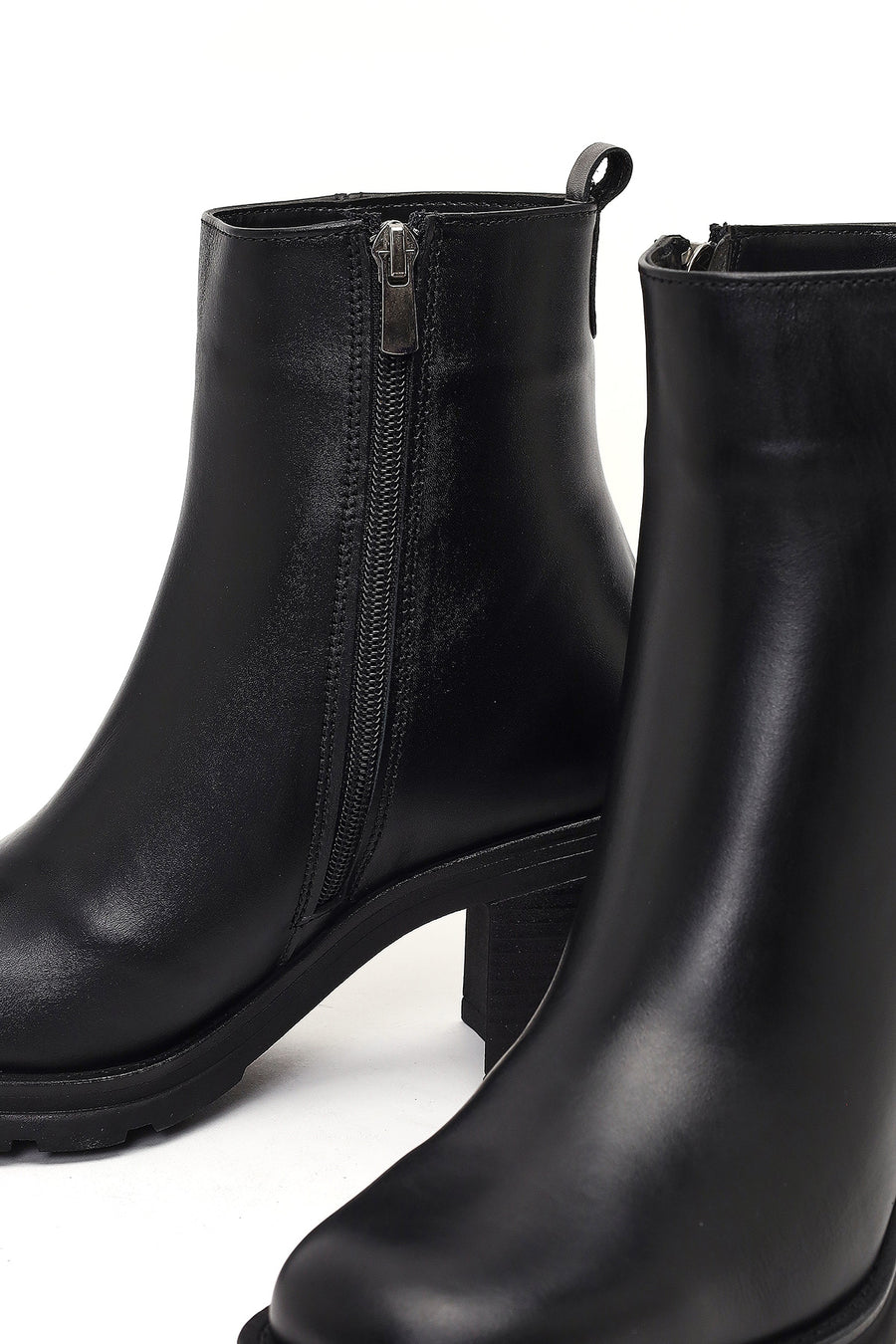 Women's Black Zippered Thick Heeled Leather Boot
